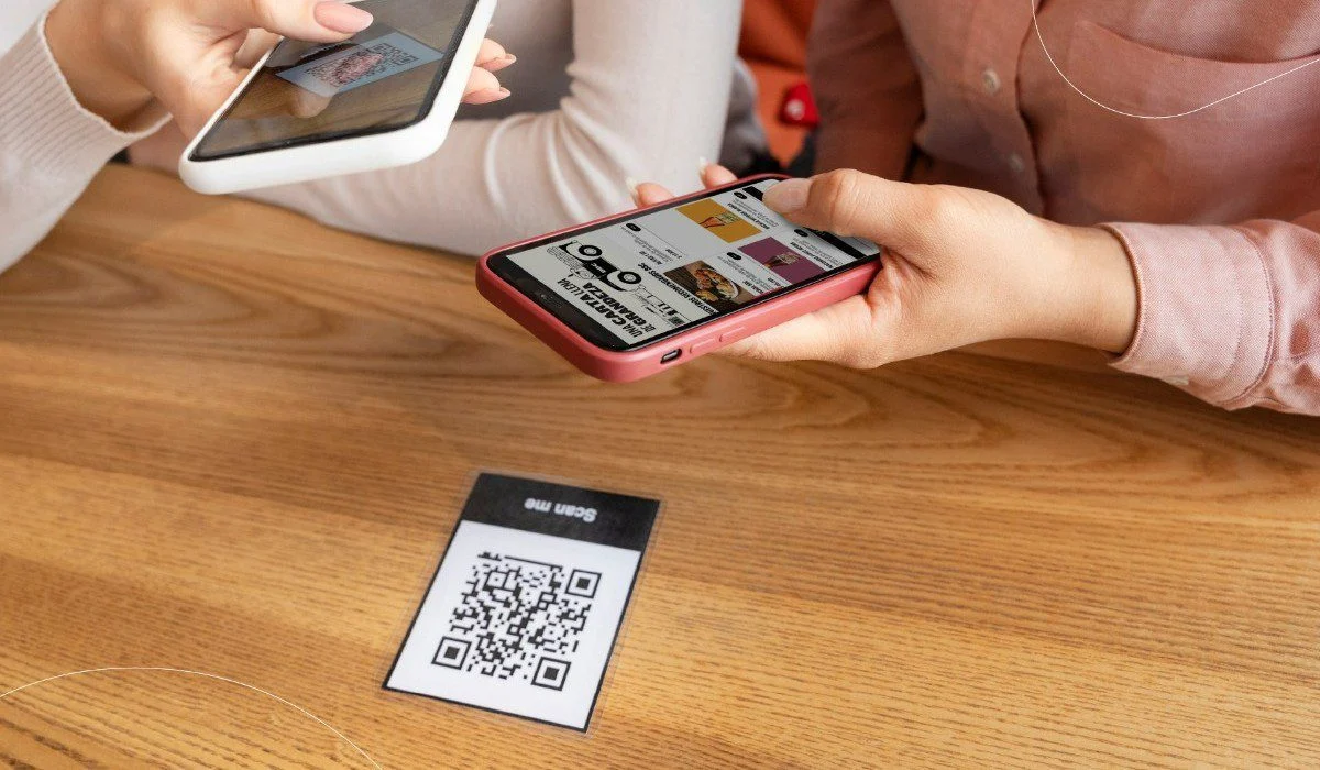 QR pegado en la mesa de una cafeteria